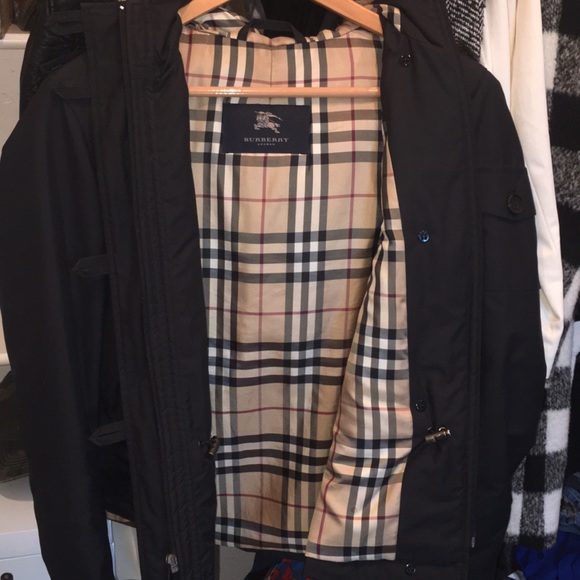 Burberry coat and scarf with fur along the hood. - Picture 6 of 6